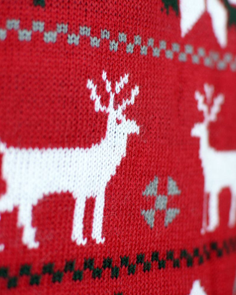 detail Pull de Noël pour Couple Rouge avec Rennes, Sapins et Étoiles Polaires