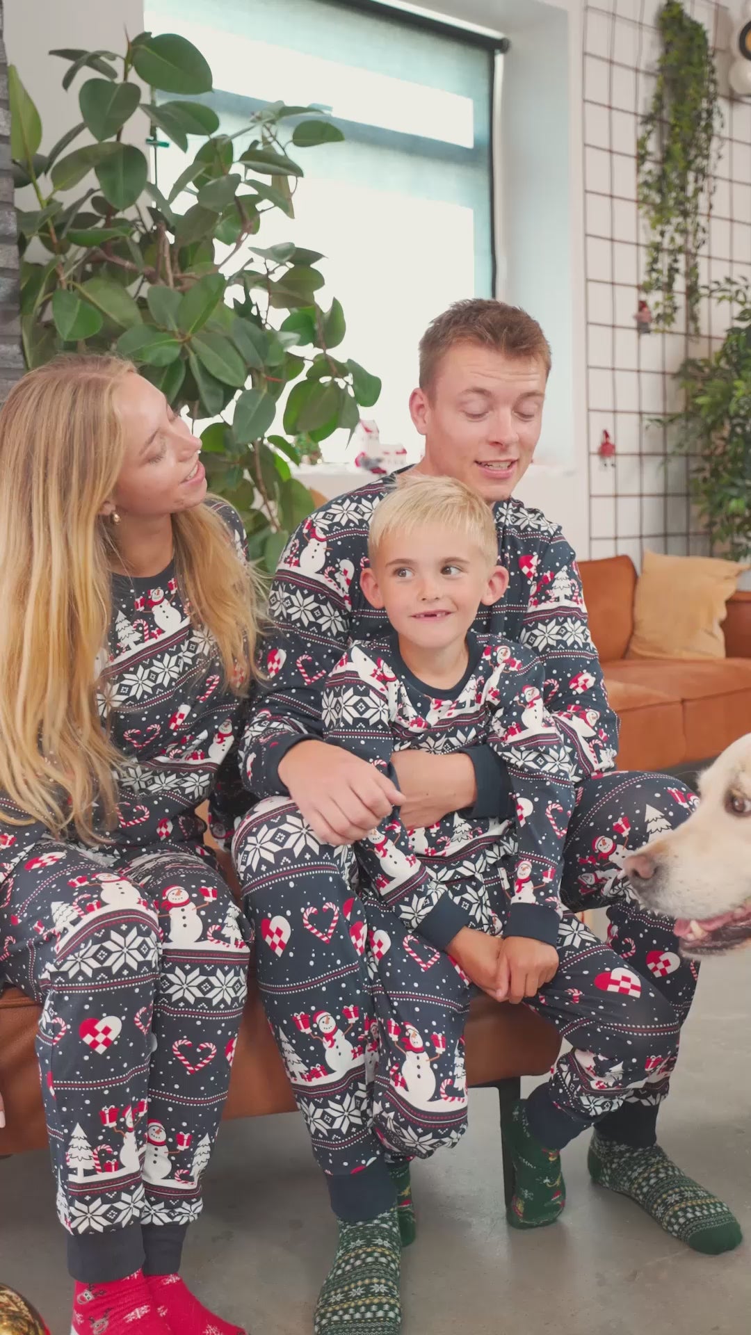 Pyjama de Noël Familial Bleu avec Bonhommes de Neige et Cœurs