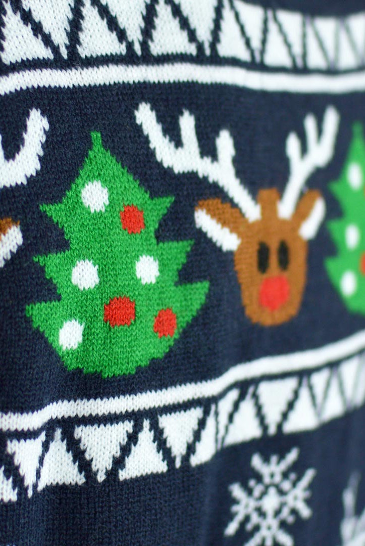 Pull de Noël Cardigan pour Couple Bleu avec Rennes et Sapins de Noël detail