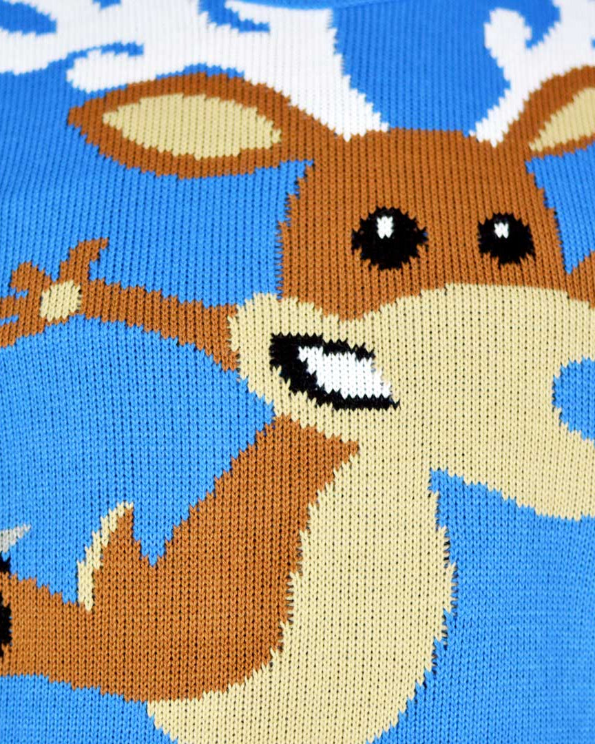 Pull de Noël pour Couple Bleu Ciel avec Renne Patinant detail