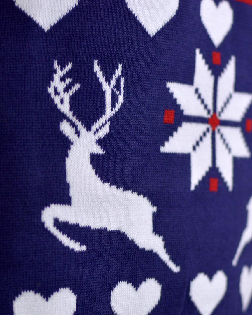 detail Pull de Noël pour Couple Rennes et Cœurs Bleu et Rouge