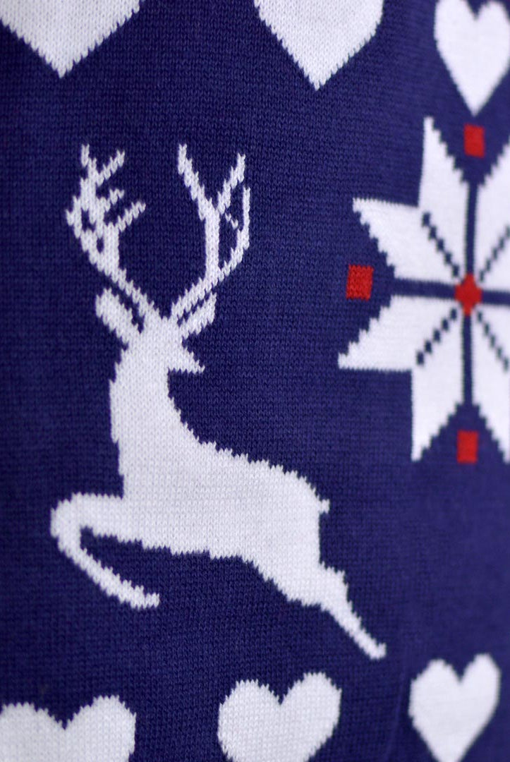 detail Pull de Noël pour Couple Rennes et Cœurs Bleu et Rouge