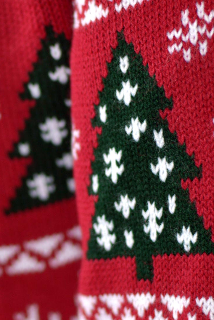 Pull de Noël pour Couple avec Rennes, Sapins et Cadeaux de Noël detail