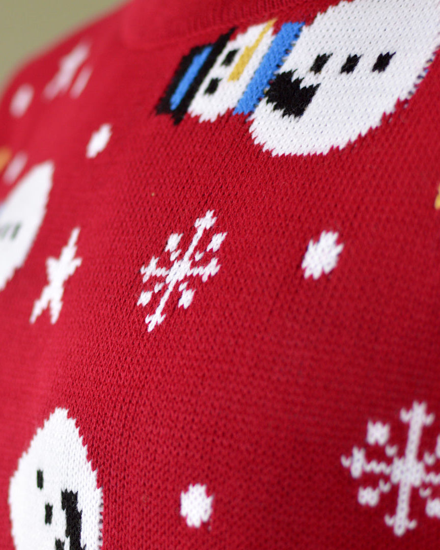 Pull de Noël pour Couple Rouge avec Bonhommes de Neige, Rennes et Sapins detail