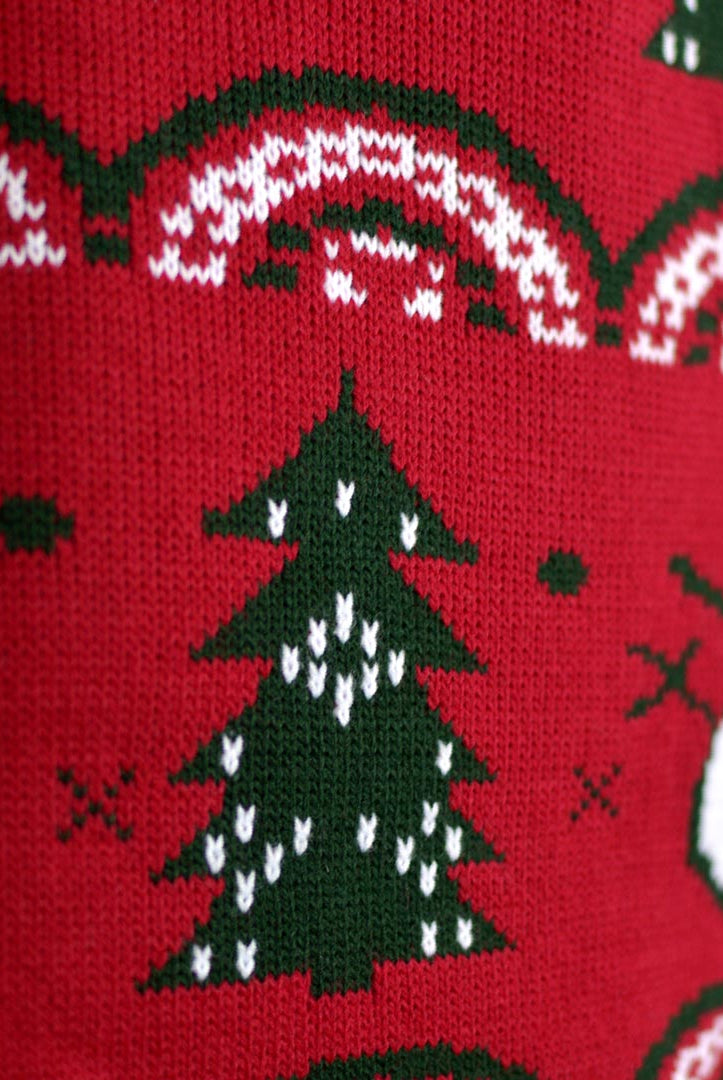 Pull de Noël pour Couple Rouge avec Sapins et Bonhommes de Neige detail