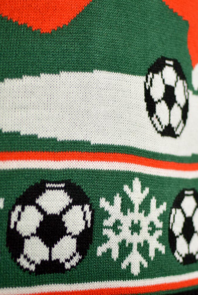 Pull de Noël pour Couple Vert Père Noël jouant au Foot detail