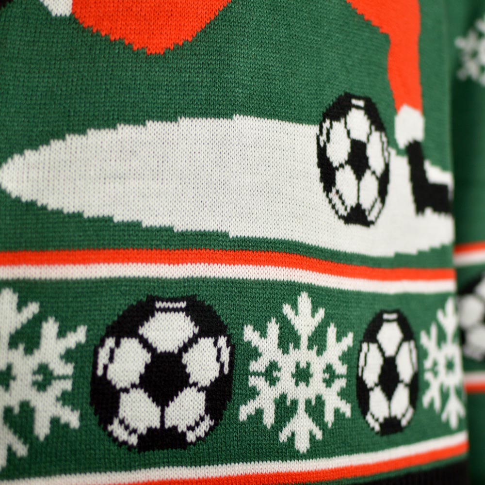 Pull de Noël pour Couple Vert Père Noël jouant au Foot detail