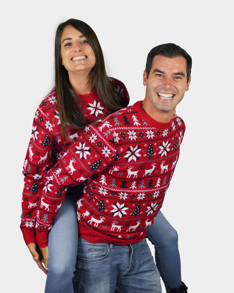 Pull de Noël Femme Rouge Homme Rennes, Sapins et Étoiles Polaires