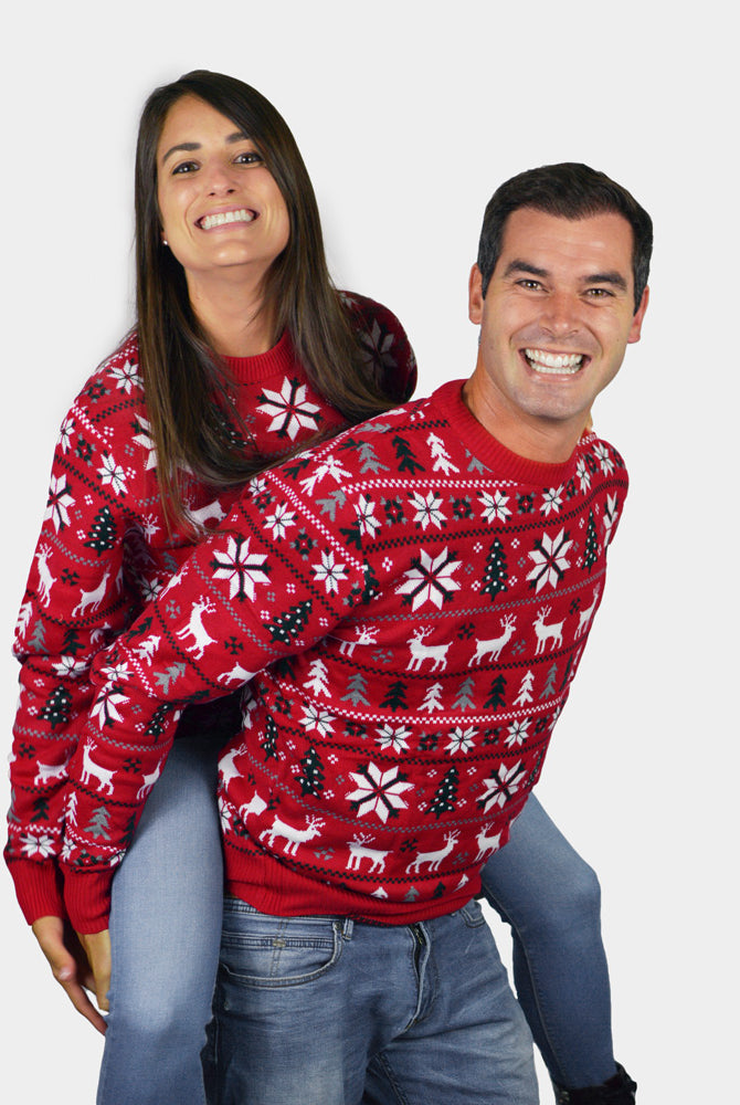 Pull de Noël Femme Rouge Homme Rennes, Sapins et Étoiles Polaires