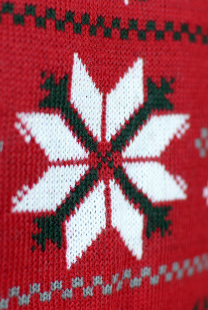 Pull de Noël pour Homme Rouge avec Rennes, Sapins et Étoiles Polaires detail