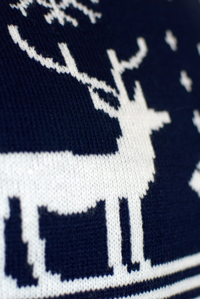 Pull de Noël Bleu avec Renne et Étoile Nordique detail