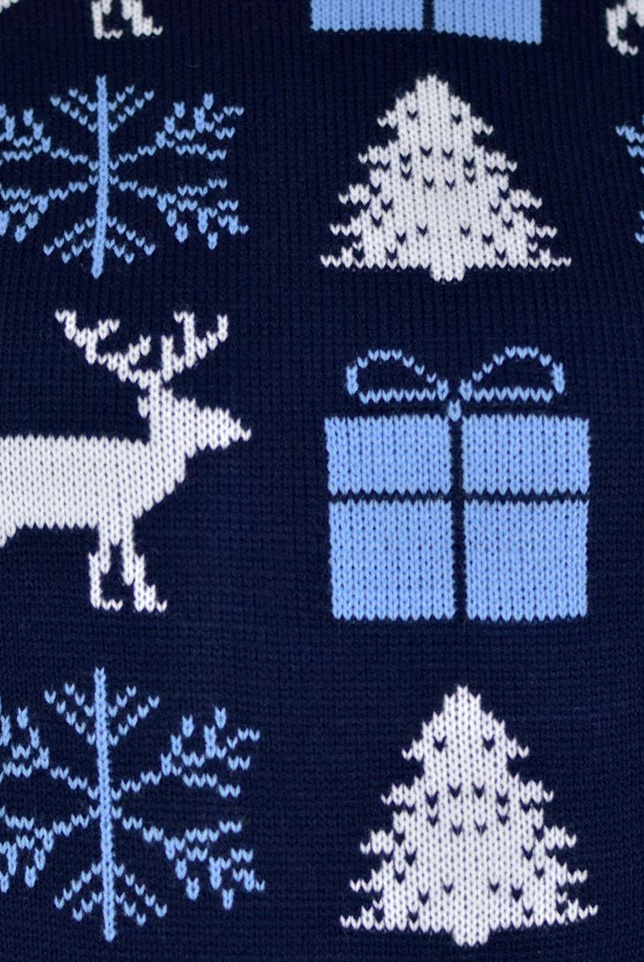 Pull de Noël Bleu avec Rennes, Cadeaux et Sapins Détail