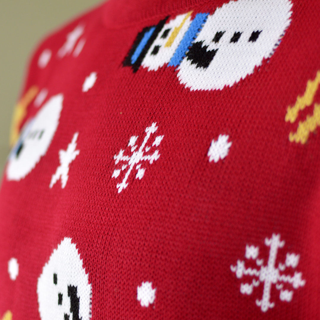 Pull de Noël Rouge avec Bonhommes de Neige, Rennes et Sapins détail