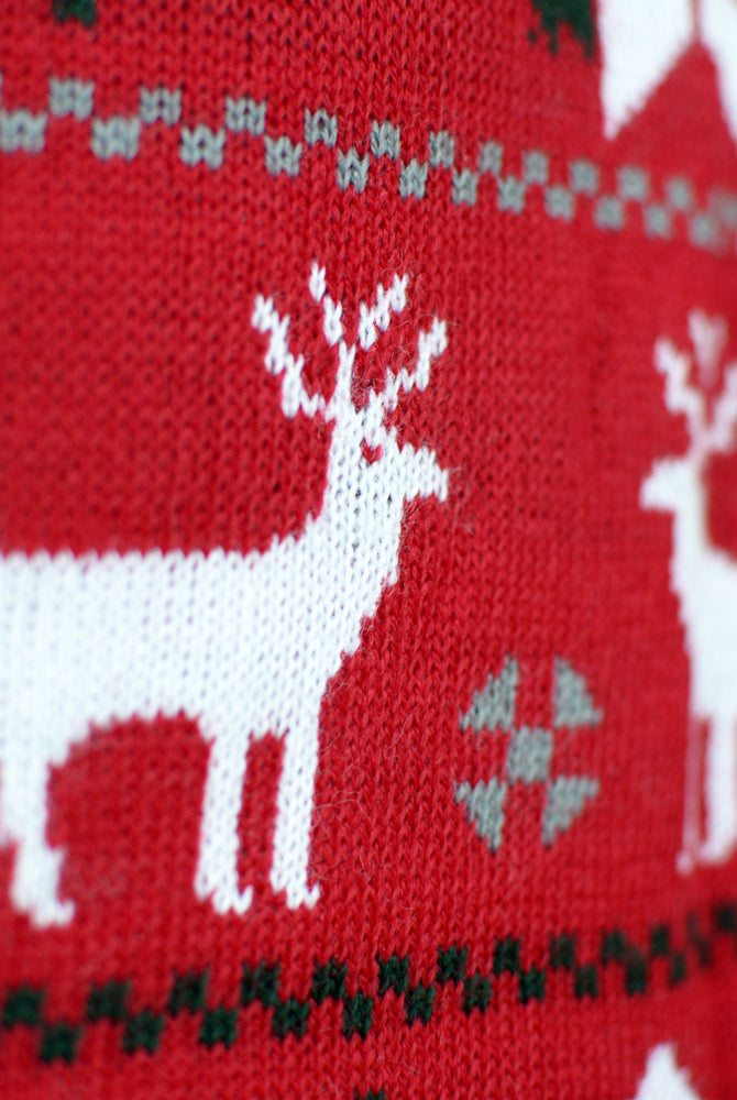 Pull de Noël Rouge avec Rennes, Sapins et Étoiles Polaires Détail Neige