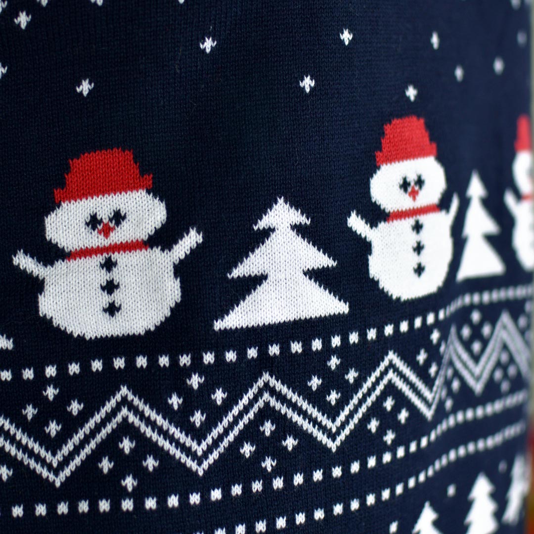 detail Pull de Noël pour Couple avec Sapins, Bonhommes de Neige et Père Noël Coton Bio