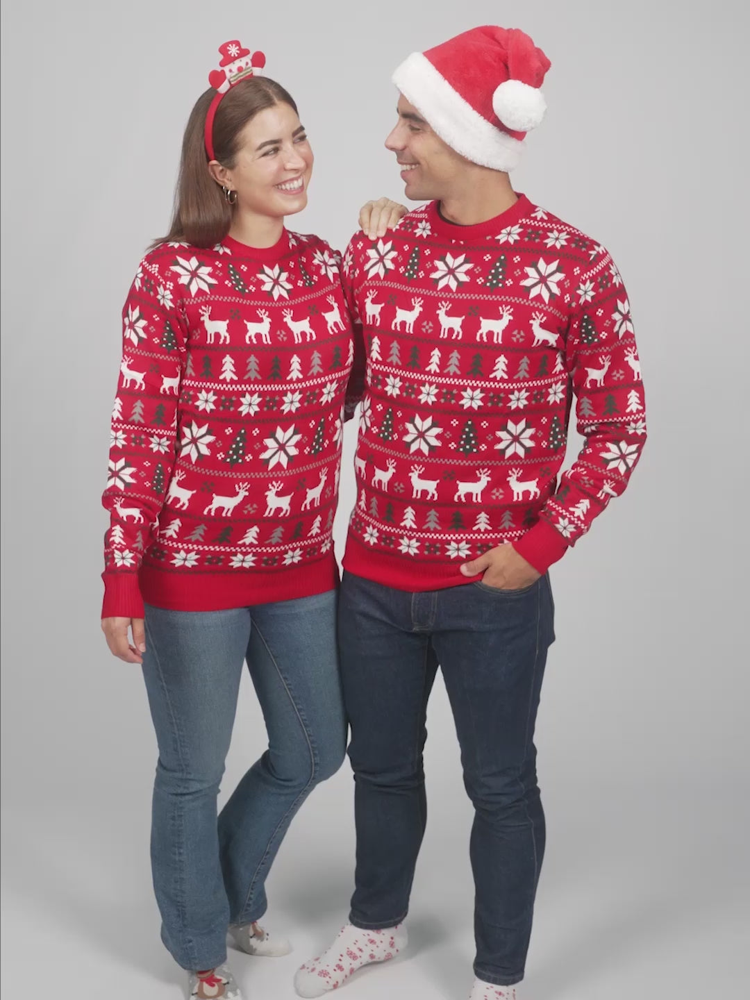 Pull de Noël pour Femme et Homme Rouge avec Rennes, Sapins et Étoiles Polaires