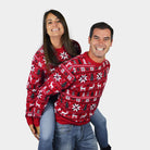 Pull de Noël Homme et Femme Rouge avec Rennes, Sapins et Étoiles Polaires

