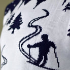 Pull de Noël pour Homme Piste de Ski et Skieurs detail