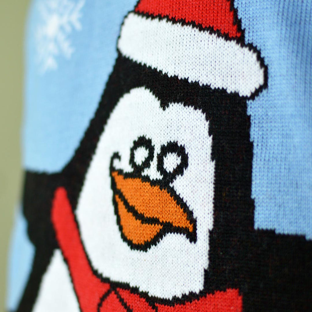Pull de Noël Bleu Ciel avec Pingouin Détail