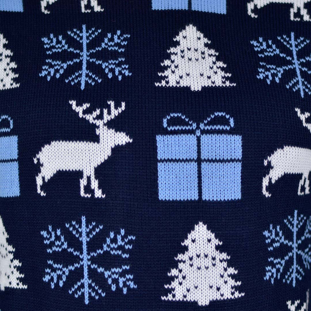 Pull de Noël Bleu avec Rennes, Cadeaux et Sapins Détail